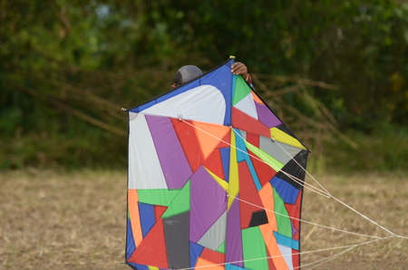 Perlis, Malaysia - March 05, 2017: Perlis East Wind Carnival was a yearly event of Perlis. Consist of food booth, game, challange, contest, and fun park. Contestant Playing Kite or called Wauのeditorial素材