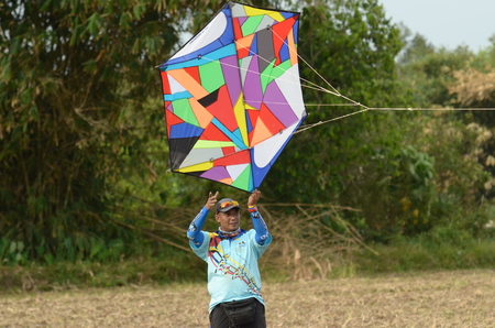 Perlis, Malaysia - March 05, 2017: Perlis East Wind Carnival was a yearly event of Perlis. Consist of food booth, game, challange, contest, and fun park. Contestant Playing Kite or called Wauのeditorial素材