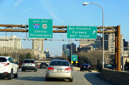 Philadelphia, Pennsylvania, U.S.A - February 9, 2020 - The view of the traffic on Interstate 676 East and 30 East into the city during the dayのeditorial素材