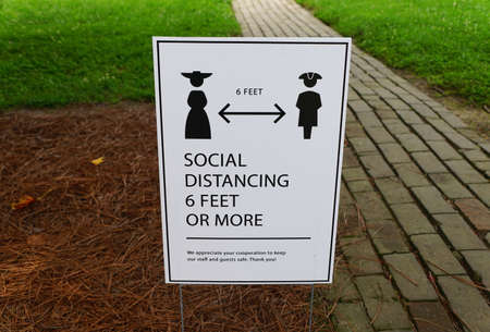 Williamsburg, Virginia, U.S.A - June 30, 2020 - The lawn sign asking the visitors to stay 6 feet apart during a tourのeditorial素材