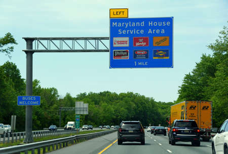 Aberdeen, Maryland, U.S.A - May 17, 2021 - The traffic on the highway by Interstate 95 South and near the exit for Maryland House Service Areaのeditorial素材