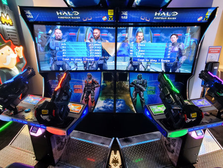 Nashville, Tennessee, U.S.A - June 22, 2022 - The double big screen of the Halo Fireteam Raven arcade video gameのeditorial素材