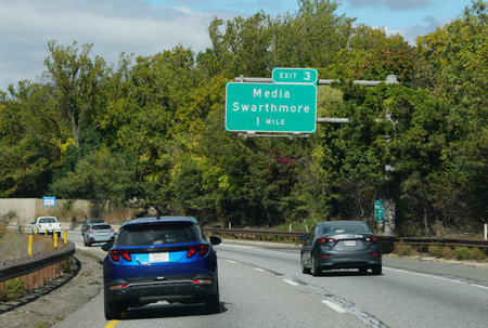 Pennsylvania, U.S.A - October 15, 2023 - The view of the traffic on Interstate 476 South near Exit 3 towards Media and Swarthmoreのeditorial素材