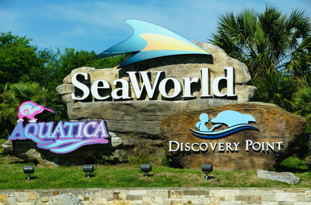 San Antonio, Texas, U.S.A - April 6, 2024 - The sign on the road for SeaWorld, Aquatica and Discovery Pointのeditorial素材