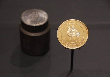 San Antonio, Texas, U.S - April 9, 2024 - The gold commemorative Hemisfair coin displayed inside of the Alamo Exhibitのeditorial素材