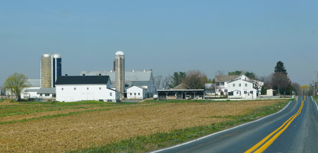 Strasburg, Pennsylvania, U.S.A - March 14, 204 - A large Amish farm with corn silos and a big fieldのeditorial素材