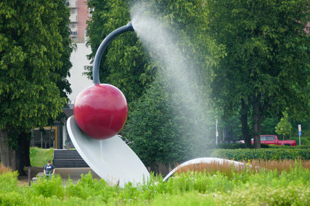 Minneapolis, Minnesota, U.S - July 9, 2024 - The water spinkled from Spoonbridge and Cherry sculpture designed by Claes Oldenburgのeditorial素材