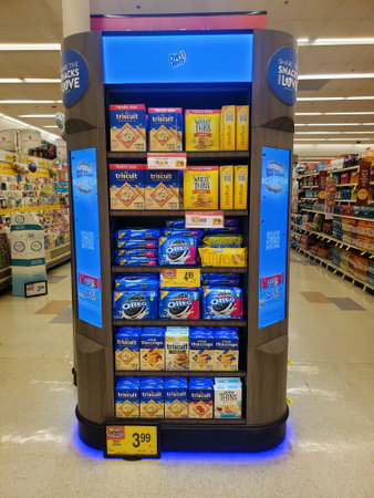 Wilmington, Delaware, U.S.A - July 15, 2024 - The blue electronic shelves promoting snacks including Oreo's, Triscuit, Wheat Thins and Chip's Ahoyのeditorial素材