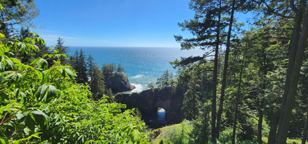 Favorite Natural Bridges Viewpoint: A Scenic Oregon Coast Stop Near Brookingsの写真素材