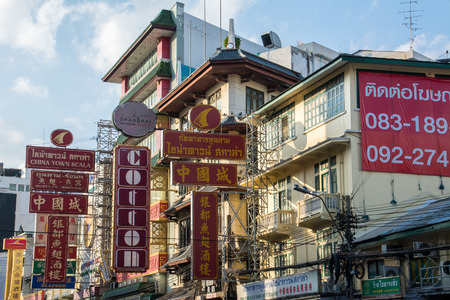 BANGKOK, THAILAND - OCTOBER 23, 2016: Cars and shops on Yaowarat road, the main street of China town in Bangkokのeditorial素材