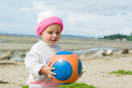 The kid at the beach with the ball の写真素材
