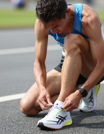 Athlete tying shoelaces at the Stockholm Marathon.