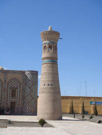 Colorful Minaret of a mosque in Uzbekistan with blue skyのeditorial素材