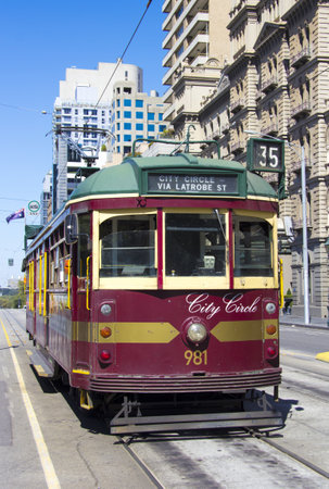  A vintage Melbourne, Australia city circle tram enroute のeditorial素材