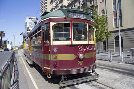 A vintage Melbourne, Australia city circle tram enroute のeditorial素材