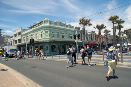 MANLY, AUSTRALIA-DEC 16TH: Pedestrians crossing to an from the beach to the Corso on 16th December 2013. The Corso is the main street leading from the wharf to the beachのeditorial素材