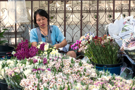 BANGKOK, THAILAND-OCTOBER 26TH 2013  A woman prepares flowers for sale at Bangkokのeditorial素材
