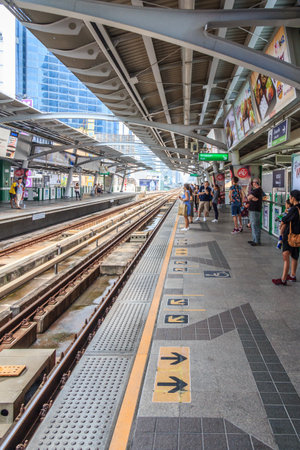 Bangkok, Thailand - 31st March 2018: People waiting on the platform for the Skytrain, Nana station. The station ison the Sukhumvit line.のeditorial素材