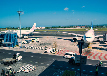 KUALA LUMPUR INTERNATIONAL AIRPORT-AUGUST 16: A Malaysian Airlines plane prepares for passengers to board, as ground crew prepares the plane for the next flight, on August 16, 2016 in KLIA, Malaysia.のeditorial素材