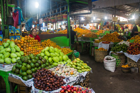 MEDAN, INDONESIA - SEPTEMBER 15,2017 : The People bring a fruits and so on. Sold in the bazaar in medan, Indonesiaのeditorial素材