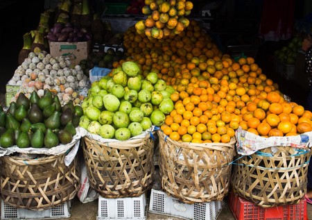 MEDAN, INDONESIA - SEPTEMBER 15,2017 : The People bring a fruits and so on. Sold in the bazaar in medan, Indonesiaのeditorial素材