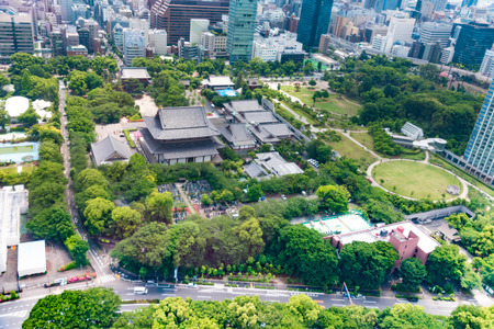 Green place of center Tokyo,Beautiful city skyline of Downtown Tokyo, with the famous landmark Tokyo Tower standing tall among crowded skyscrapers under blue sunny sky in Tokyo, Japan. Aerial view of busy Tokyo City. 10 October 2017のeditorial素材