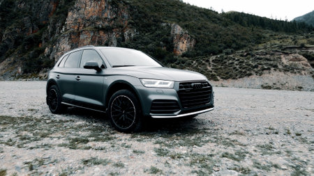 ALTAI, RUSSIA - 29 JUNE 2021: Audi Q5 drone flying back off a cliff footage against the backdrop of a cliff. Altaiのeditorial素材