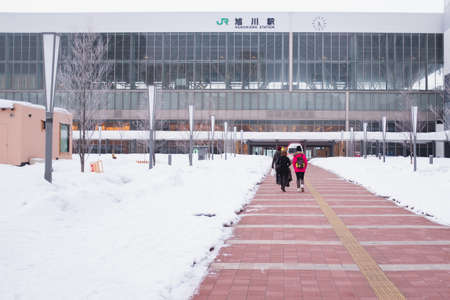 Morning at Hokkaido Japan sunday, Mar 3, 2019 Travelers accelerate their pace to catch the train rounds when leaving. Because in the cold season, if you miss a train, will have to wait for a long timeのeditorial素材
