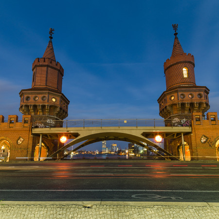 U-Bahn train crossing on Oberbaum bridge, Berlin, Germany at nightのeditorial素材