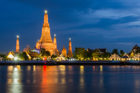 Wat Arun, The Temple of Dawn, at twilight, view across river. Bangkok, Thailandの写真素材