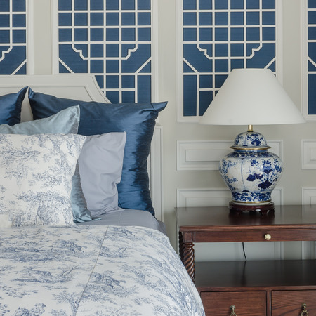 pillows on luxury king size bed with lampの写真素材