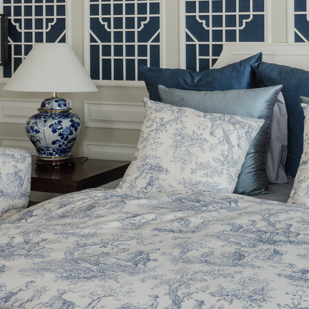 pillows on luxury king size bed with lamp in bedroomの写真素材