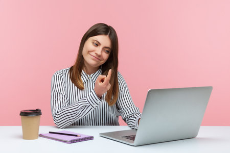 手招きの写真 イラスト素材一覧 737件 ストックフォトのamanaimages Plus