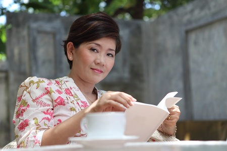 women reading a book の写真素材