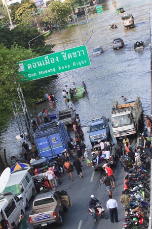 BANGKOK THAILAND - NOV 8 : scenes from Bangkok during its worst flooding in decades is a major disaster on Nov 8 , 2011 in Bangkok Thailand のeditorial素材