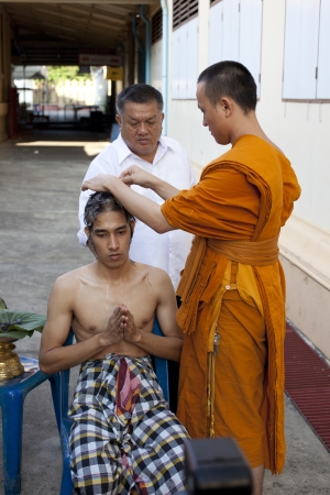 SAMUTPRAKAN THAILAND-MARCH 23:Thai monk shaving hair of a man who prepares to be new monk at wat paichayonpolsepratchaworawihan on March 23, 2013  Samutprakan Thailand のeditorial素材