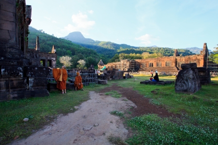 Champasak Laos - Nov21 - group of unidentified people and monk standing in front of Prasat Wat Phu important of Laos world heritage site in southern of Laos on Nov21, 2013 in Champasak Laosのeditorial素材