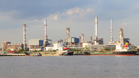 panorama scen of heavy industry oil refinery plant beside river のeditorial素材