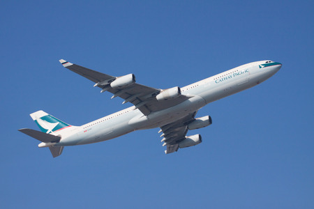THAILAND,BANGKOK-NOV22 : Cathay Pacific airline plane flying above suvarnabhumi airport runway  in bangkok on november 22,2014 in  Bangkok Thailandのeditorial素材