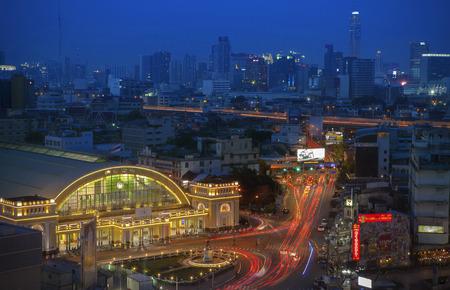 BANGKOK THAILAN - MAY20 : beautiful traffic light and Hua Lumphong railway station in heart of bangkok on may20 ,2017 in bangkok thailanddのeditorial素材