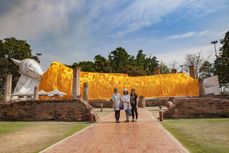 angthong thailand - april 3,2016 : asian tourist taking a photograph in front of asleeping buddha statue in wat khun inthapramul one of most popular traveling destination in angthong province central of thailandのeditorial素材