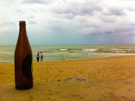 Beer bottle on the beachの素材