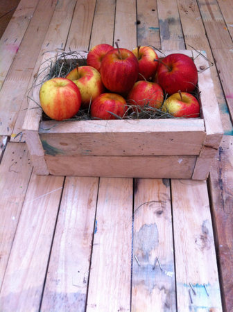 Apple in the wooden boxの素材