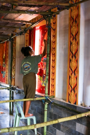 Phatthalung, THAILAND - May 22, 2012: A Muralist restores a painting on the wall in Wat Ban Suan temple, Phatthalung,Thailand.のeditorial素材