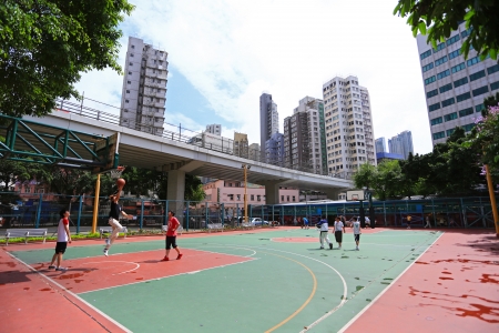HONG KONG - JULY 18 : Unidentified men play basketball on an outdoor public basketball court on July 18, 2012 in Hong Kong. Basketball is a popular sport in Hong Kong.  のeditorial素材