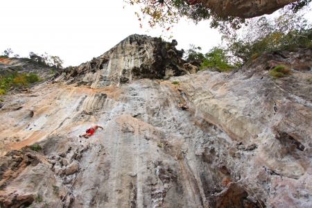KRABI, THAILAND - JANUARY 25 : Unidentified rock climbers during a climbing session on January 25, 2011 in Krabi, Thailand. Rock climbing in Krabi becomes popular over recent years.のeditorial素材