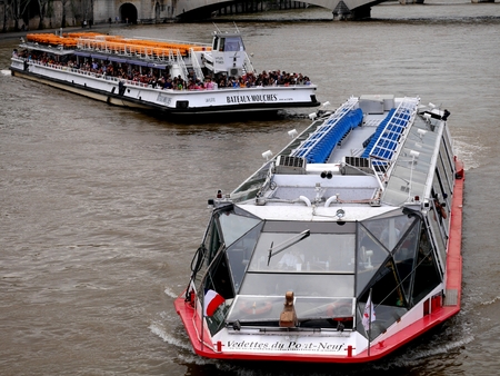 Cruise on the Saine Riverのeditorial素材
