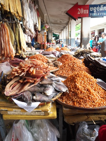 Phnom Penh, Cambodia-December 21, 2017: The Central Market is shaped in the form of a cross with a central dome. It has four wings filled with shops selling jewelry, watches, and fresh food etc.のeditorial素材