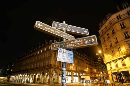 Paris, France-January 26, 2018: Directional arrows at the corner of Rue de Rivoli and Rue du Pont Neuf in the nightのeditorial素材