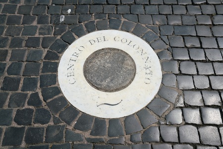 Vatican-July 27, 201: Centro del colonnato in Piazza San Pietroのeditorial素材